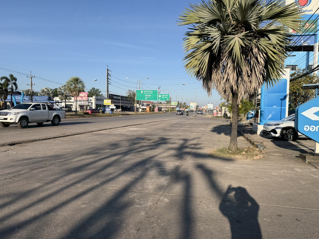 ビエンチャン近郊のローカルな道路風景