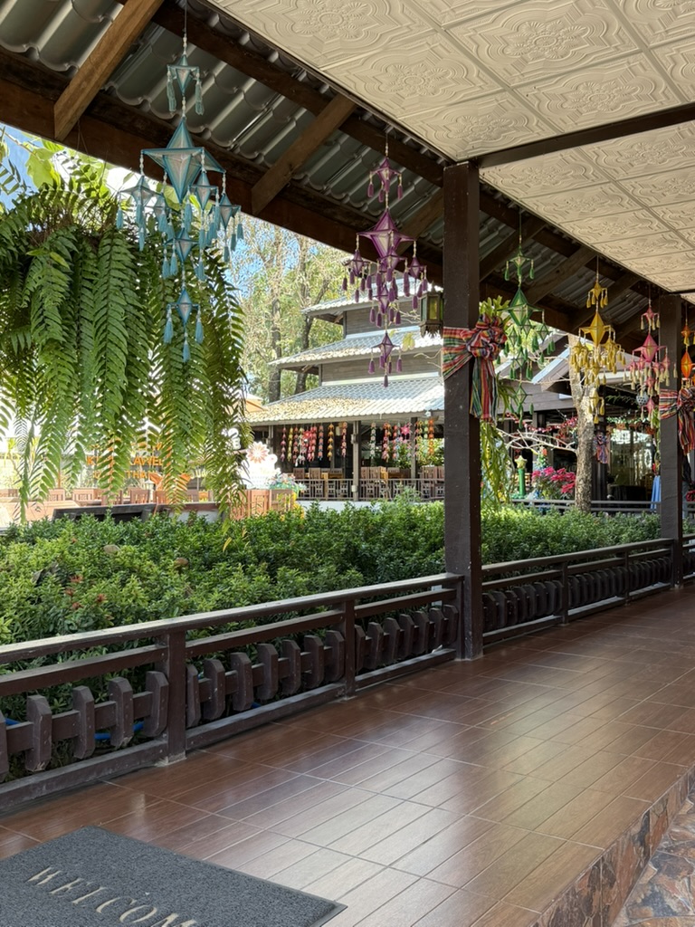 メコン川の夕景とシルエットで浮かぶ水牛