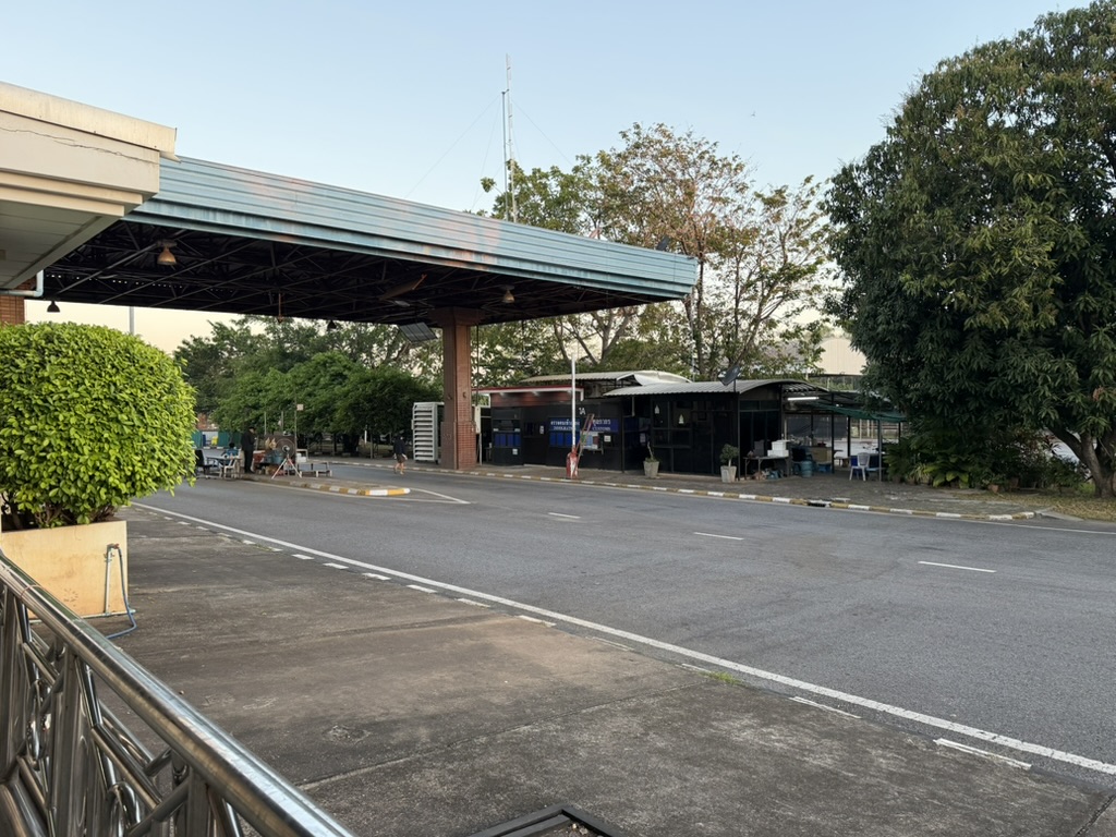 ビエンチャン・ワッタイ国際空港の外観とターミナル前の道路