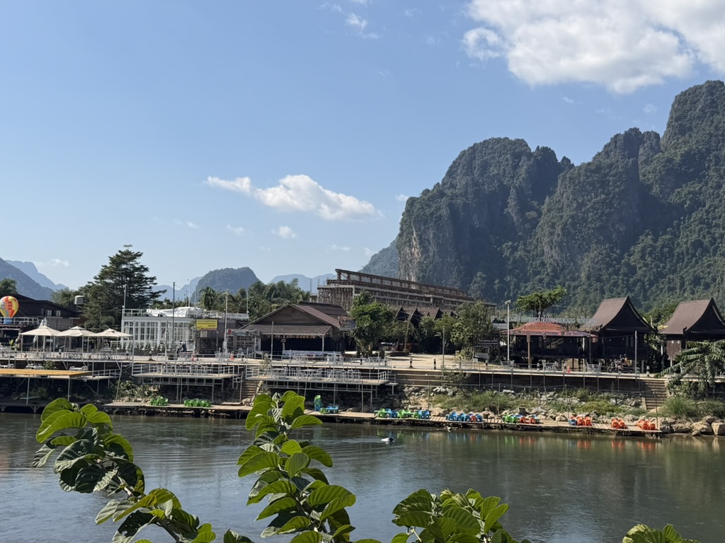 ヴァンヴィエンのナムソン川沿いにカラフルなカヤックが並ぶ絶景