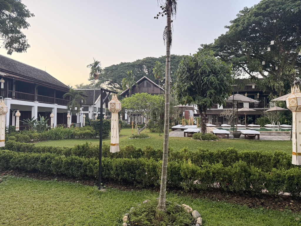 ヴァンヴィエンのリゾート庭園、伝統的なランタンと木々