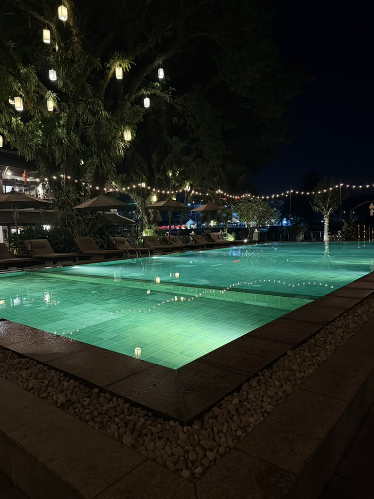 ヴァンヴィエンリゾートの夜のインフィニティプールと吊りランタン