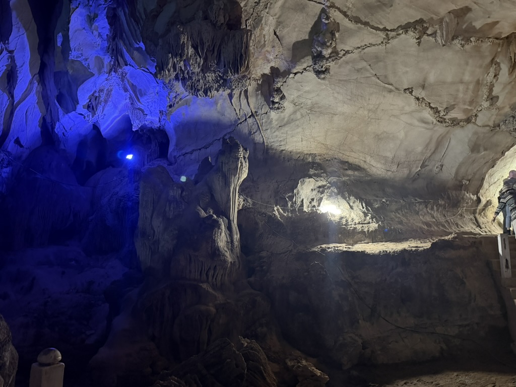 タムジャン洞窟内部、青い照明に照らされた鍾乳石と石灰岩の壁