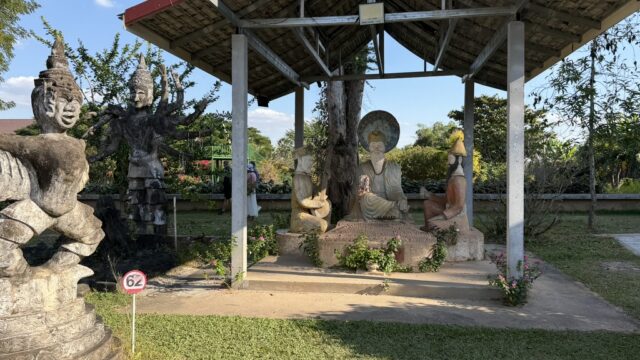シェンクワン仏像公園の多頭のナーガ神像と屋根付き祭壇