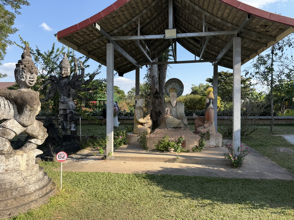 シェンクワン仏像公園の多頭のナーガ神像と屋根付き祭壇