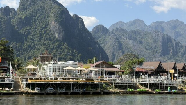 ヴァンヴィエンのナムソン川とカルスト地形の山々とリバーサイドカフェ