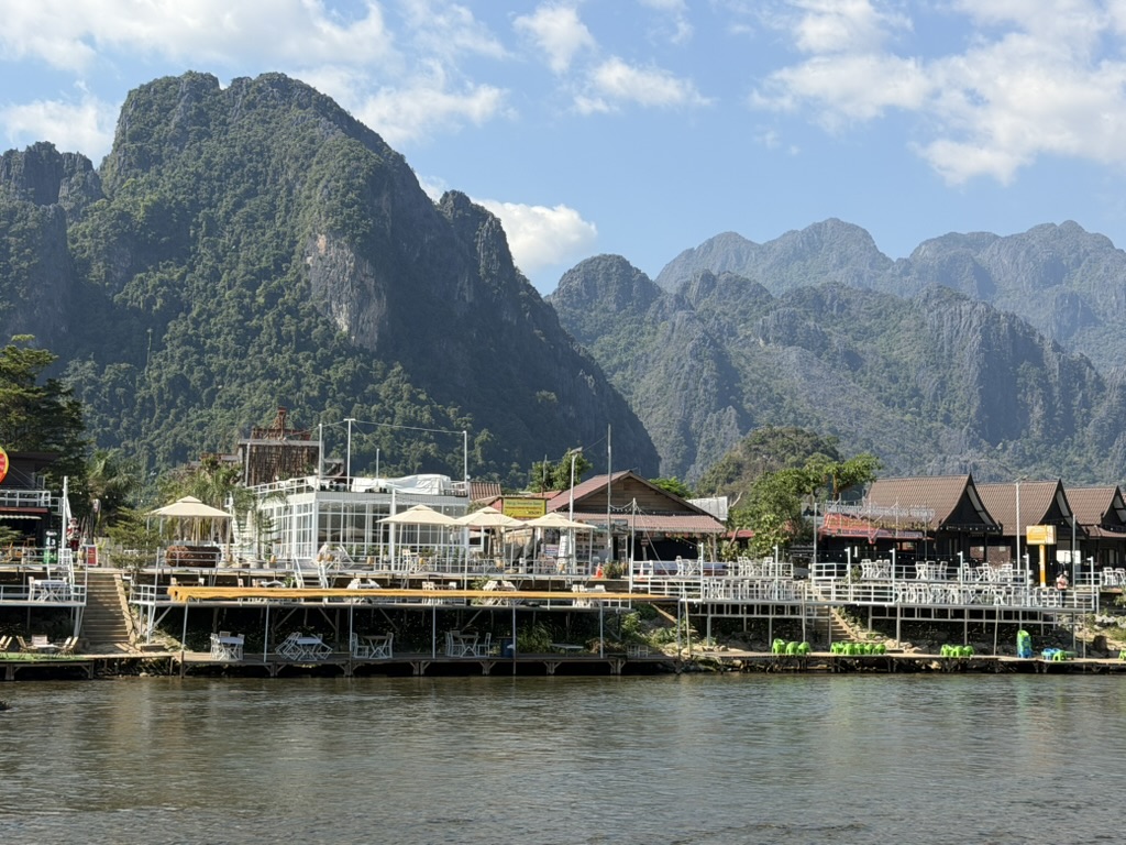 ヴァンヴィエンのナムソン川とカルスト地形の山々とリバーサイドカフェ