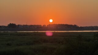 ラオスの地平線に沈む夕日とオレンジ色に染まる空