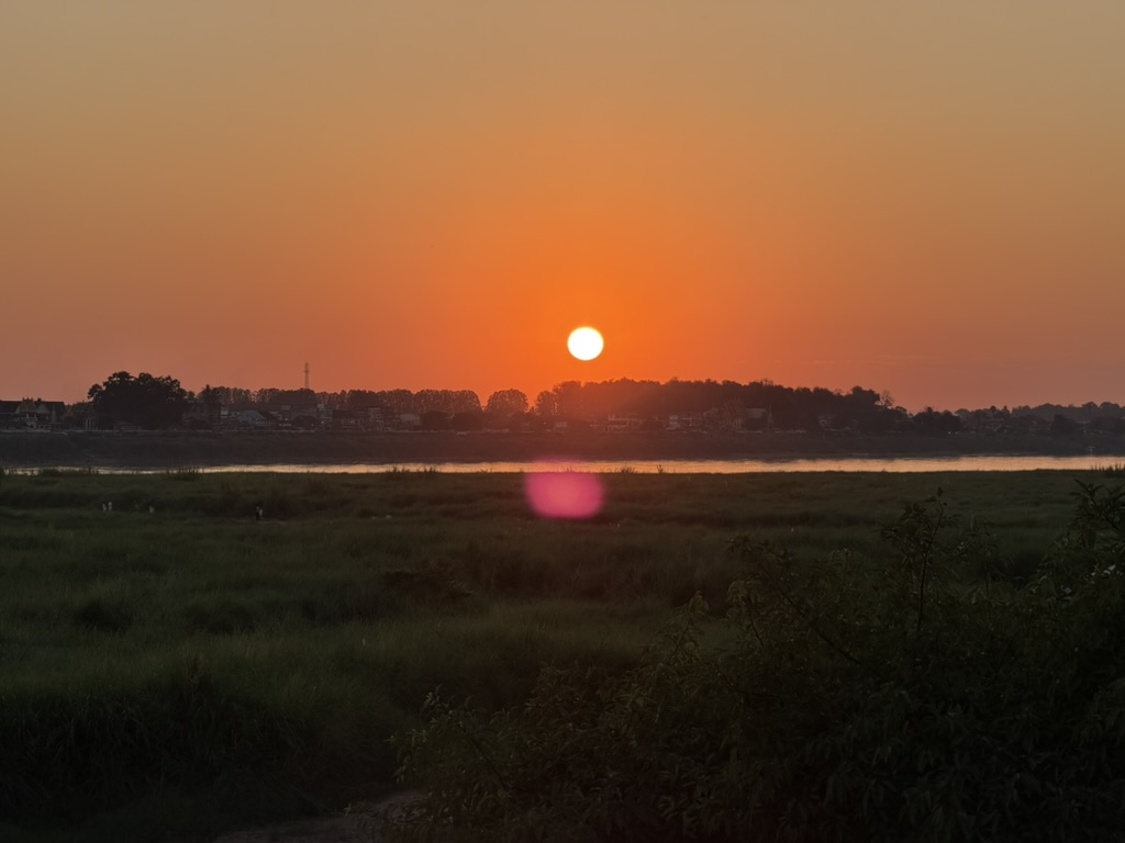 ビエンチャン蓮の湖を小舟でチャーターする観光体験