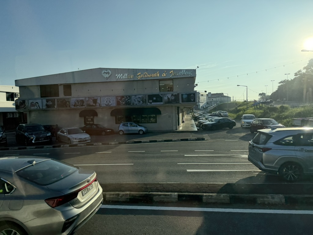 ブルネイの街中、金細工屋の前を通る車