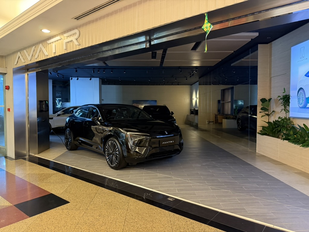 ショッピングモール内のAVATR電気自動車ショールーム