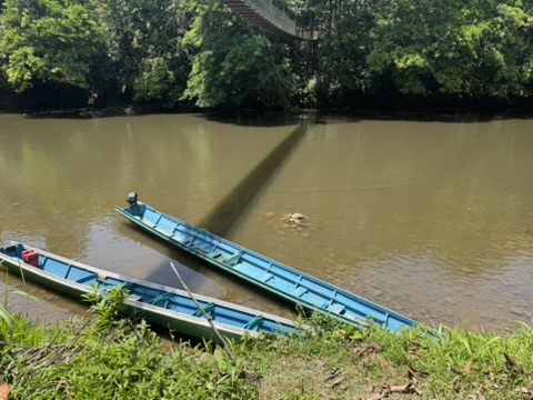 テンブロン川のボートと吊り橋