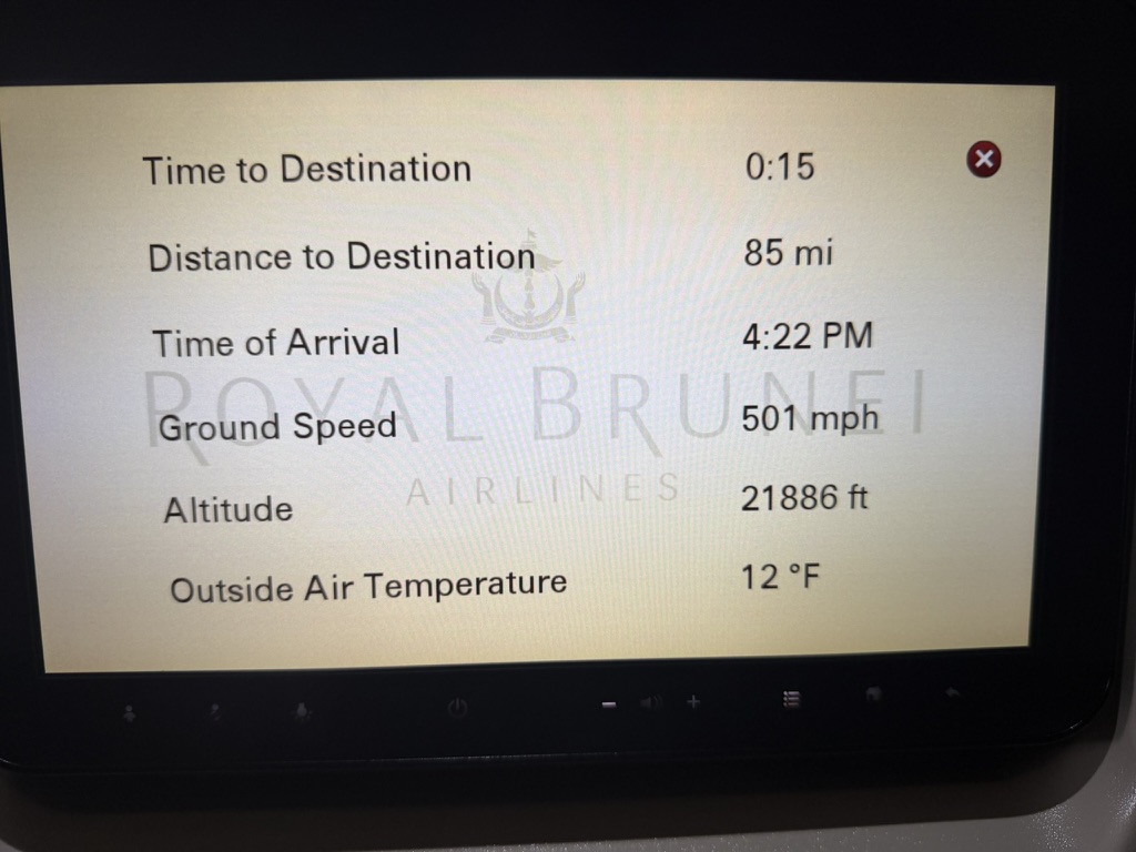 ロイヤルブルネイ航空の機内ディスプレイ。あと15分で到着の表示