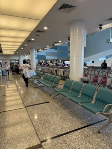 ブルネイ空港のターミナル内、ミントグリーンの椅子が並ぶ