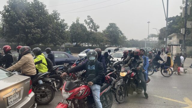 バングラデシュ ダッカ traffic motorcycles