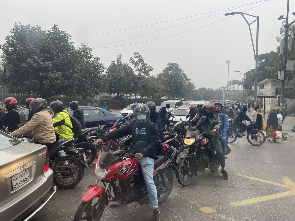 ダッカの交差点に溢れるバイクの群れ