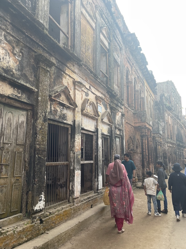パナム・ナガル廃墟の路地をゆくピンクのサリーの女性