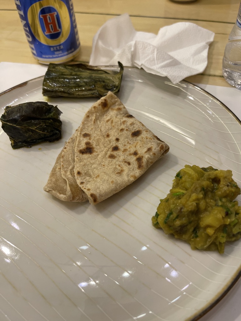ロティとベジタブルカレー、バングラデシュ産ビール