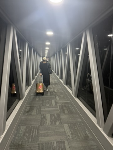 ブルネイへ向かう搭乗橋を歩く妻。旅の始まり。