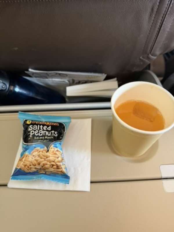 機内で配られたピーナッツとお茶