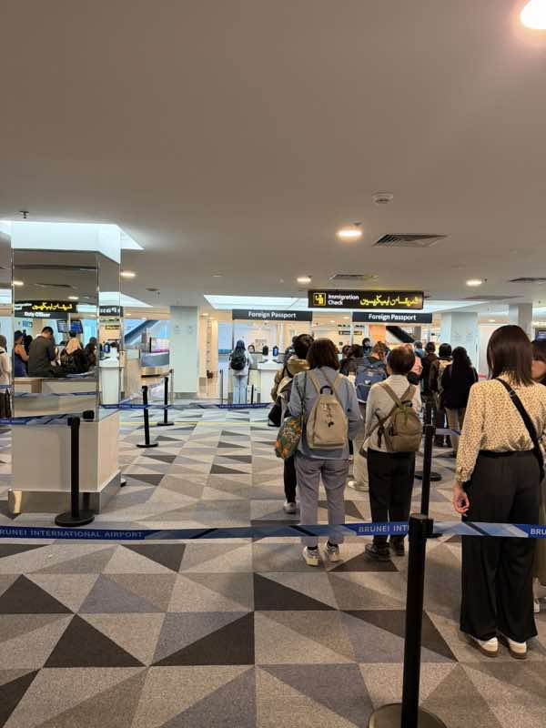 入国審査の列