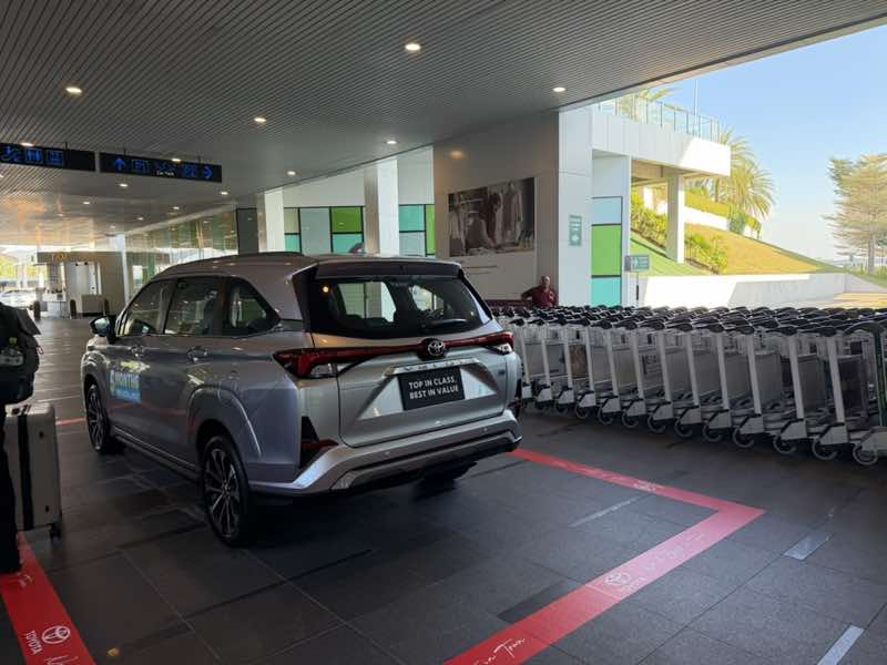 空港のピックアップエリアにあるトヨタ車