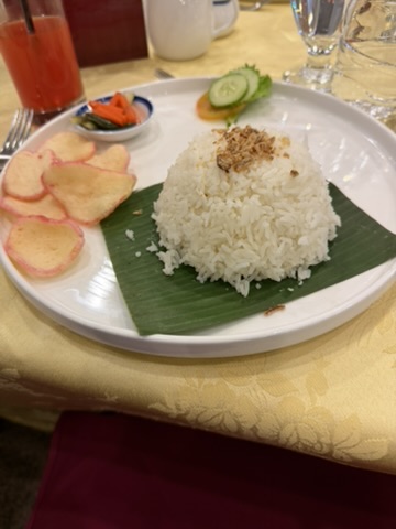 バナナの葉を敷いた皿に盛られたナシ（米飯）料理