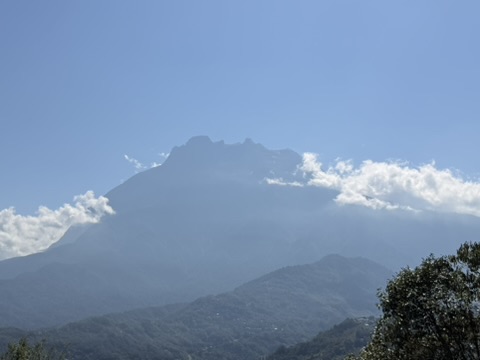 雲の中から顔を出すキナバル山。東南アジア最高峰の山