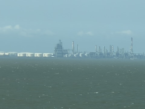 ブルネイ沖に広がる石油精製施設。海上に浮かぶ巨大な産業施設