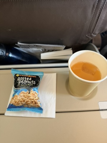 ロイヤル・ブルネイ航空の機内サービス——ピーナッツとドリンク
