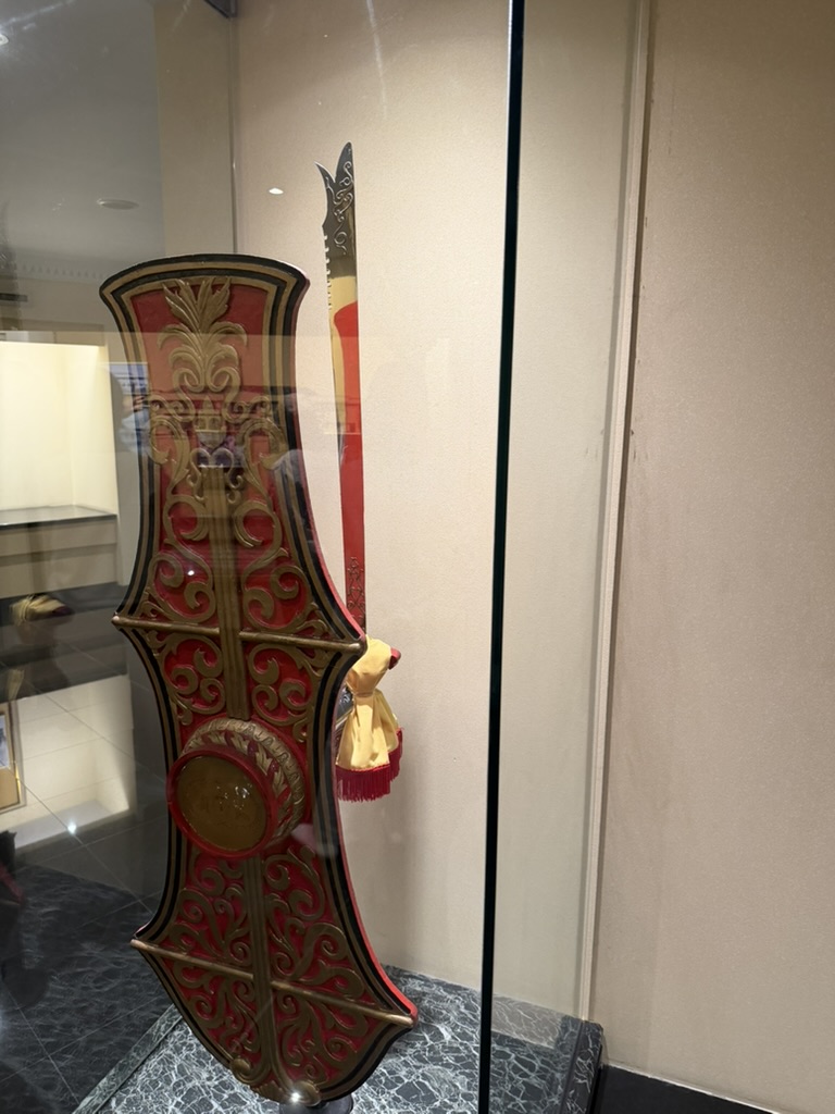 ロイヤル・レガリア博物館に展示された王室の儀式用盾