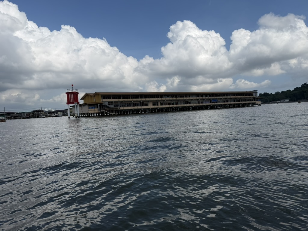 ブルネイ川の上に建つカンポン・アイエルの市場建物