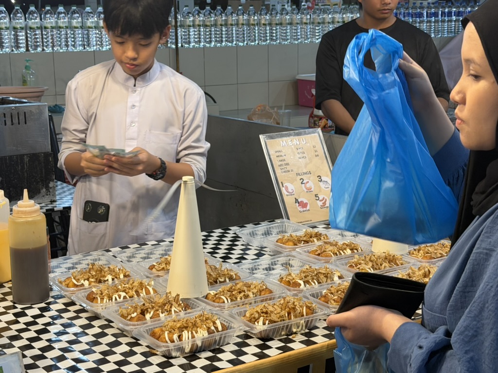 ブルネイのナイトマーケットで売られているバソ（タコ焼き風の食べ物）の屋台