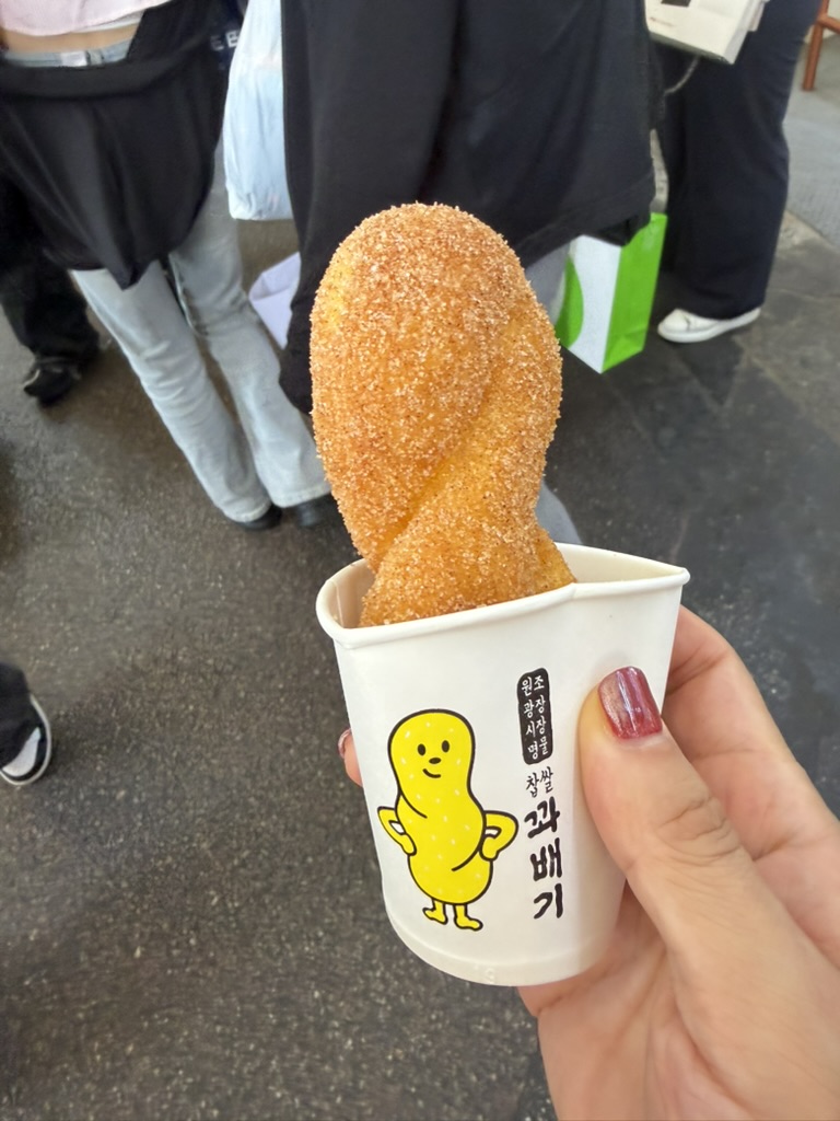 広蔵市場名物の꽈배기（ねじりドーナツ）