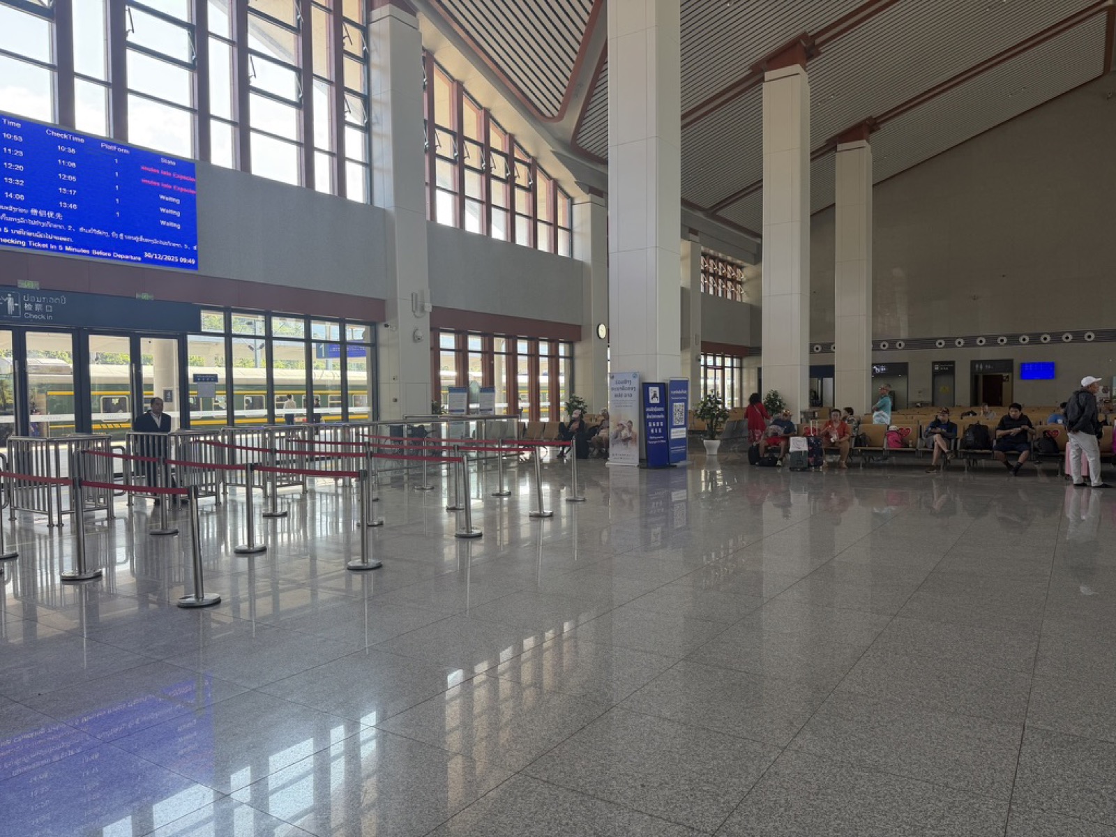 ラオス中国鉄道の駅構内