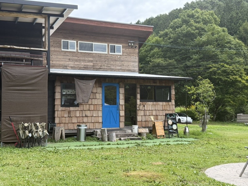 青いドアが目印のヒュッゲハイジ入口