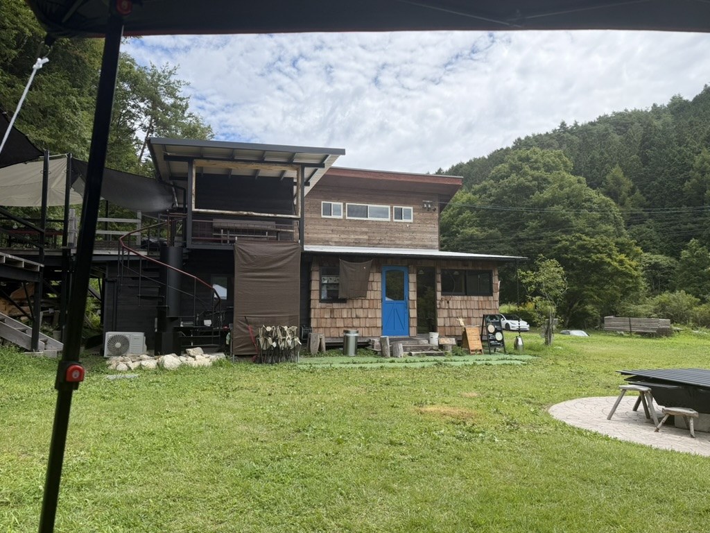 ヒュッゲハイジの建物と芝生の広場