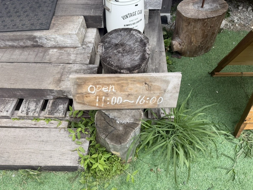 ヒュッゲハイジの営業時間 Open 11:00〜16:00 の看板