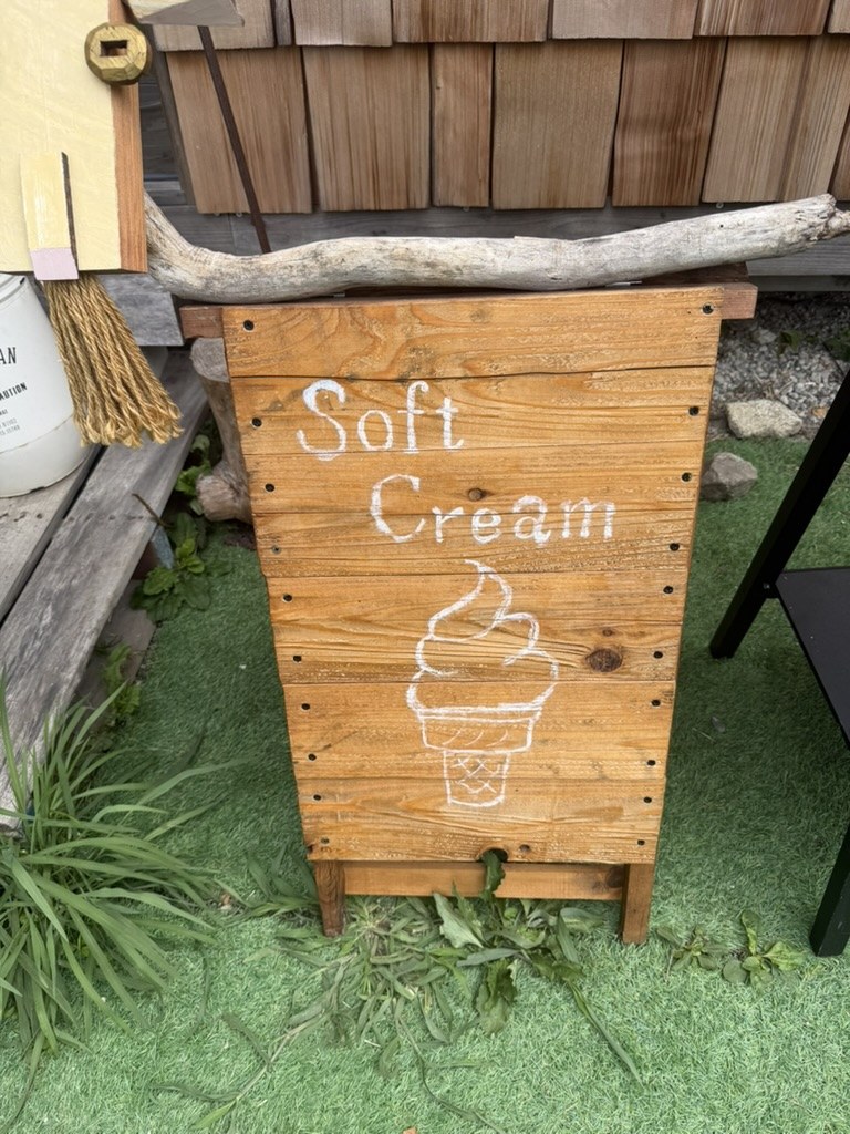 ヒュッゲハイジのソフトクリームの手描き看板